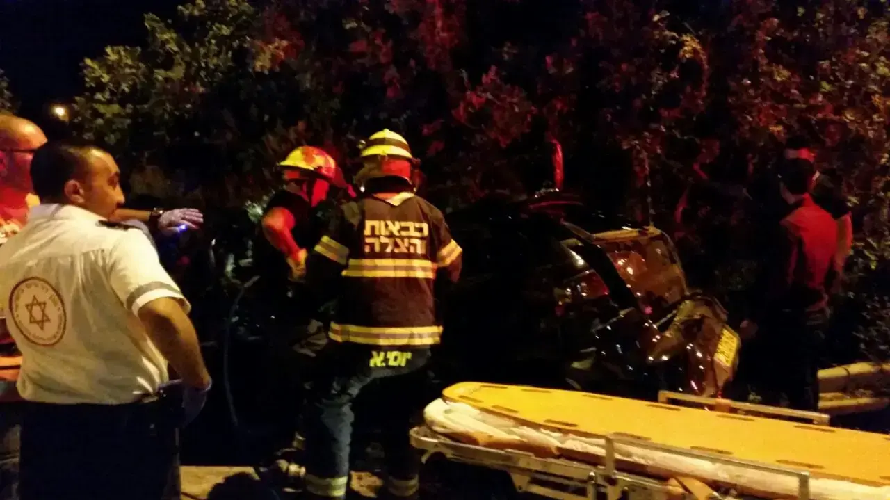 צעיר נפצע אנושות בהתנגשות מכונית בגדר בכביש 70 בסמוך למושב נתיב השיירה, 15 באוקטובר 2016 צעיר נפצע אנושות בהתנגשות מכונית בגדר בכביש 70 בסמוך למושב נתיב השיירה, 15 באוקטובר 2016