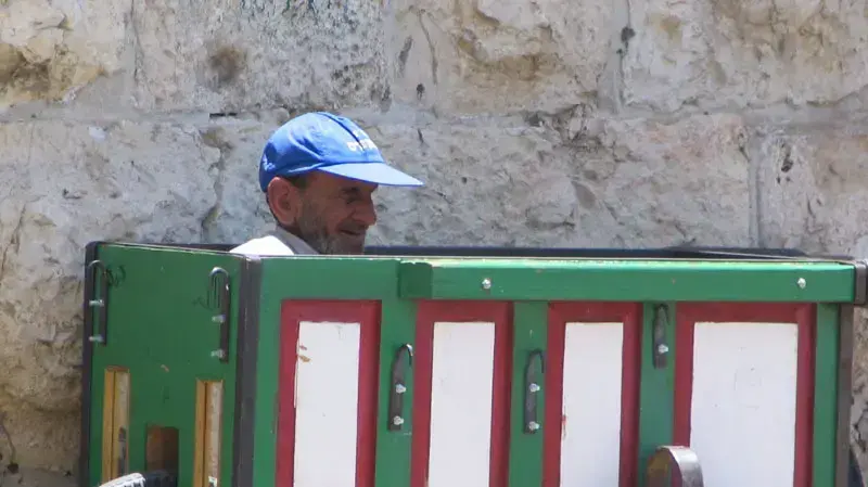 מוכר פיתות בכניסה לעיר העתיקה בירושלים ( שמואל פוגל )