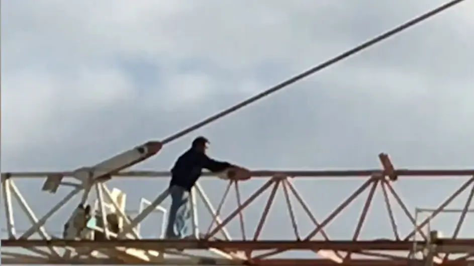 עובדים זרים מתבצרים על עגורן צריח באתר בנייה "רמת בית שמש", בית שמש. נובמבר 2016 עובדים זרים מתבצרים על עגורן צריח באתר בנייה "רמת בית שמש", בית שמש. נובמבר 2016