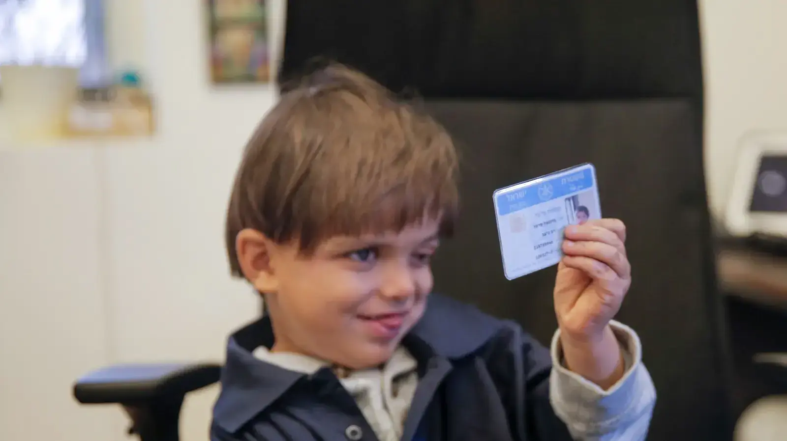 מתנאל הלוקה בתסמונת רפואית מקבל ממפקד מחוז ירושלים יורם הלוי תעודת הוקרה ואת זמל מחוז ירושלים. נובמבר 2016 מתנאל הלוקה בתסמונת רפואית מקבל ממפקד מחוז ירושלים יורם הלוי תעודת הוקרה ואת זמל מחוז ירושלים. נובמבר 2016