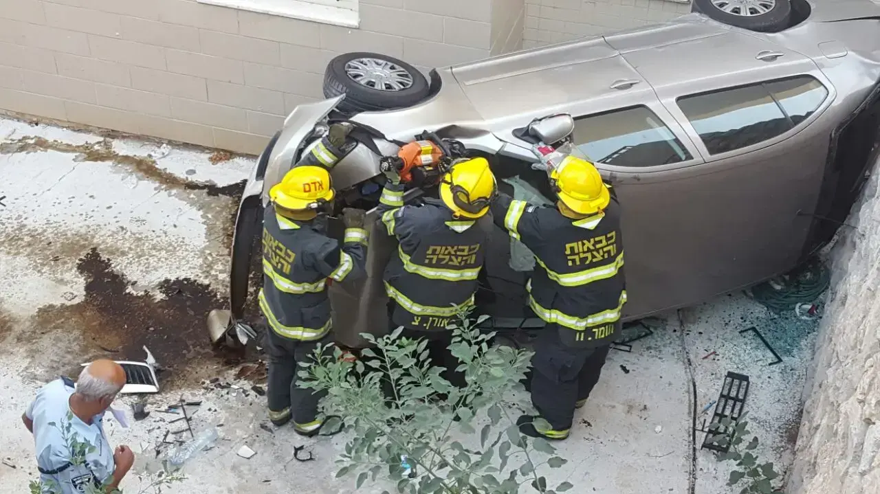 נהג איבד שליטה על כלי רכב והתדרדר לחצר בית מגורים מגובה בחיפה, 5 בנובמבר 2016
