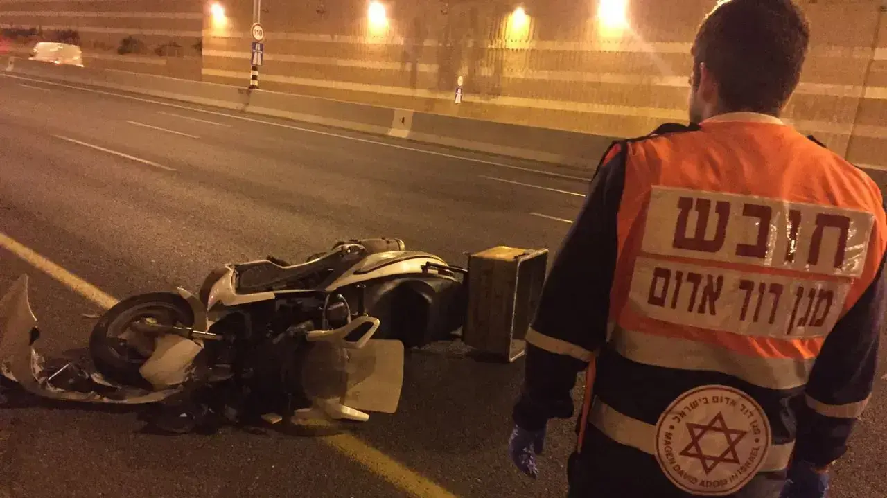 תאונת דרכים עם רוכב אופנוע שפגע במעקה בטיחות בכביש 471 ממחלף קרית אונו לכיוון כביש 4 תאונת דרכים עם רוכב אופנוע שפגע במעקה בטיחות בכביש 471 ממחלף קרית אונו לכיוון כביש 4