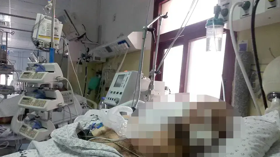 עבד אל כרים אבו חלוב, מאושפז בתרדמת בבית חולים ברצועת עזה. נובמבר 2016 עבד אל כרים אבו חלוב, מאושפז בתרדמת בבית חולים ברצועת עזה. נובמבר 2016