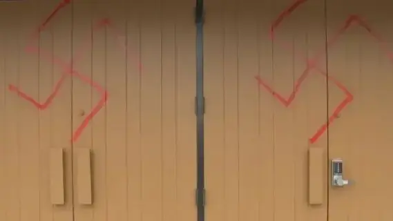צלבי קרס על בית כנסת באוטווה, בירת קנדה, נובמבר 2016 צלבי קרס על בית כנסת באוטווה, בירת קנדה, נובמבר 2016