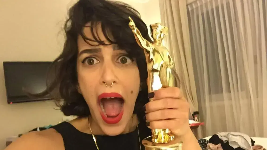 הבמאית הדס בן ארויה עם הפרס הבמאית הדס בן ארויה עם הפרס