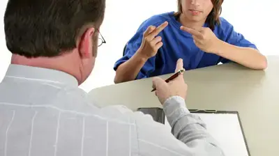 ילד יושב מול מבוגד ילד יושב מול מבוגד