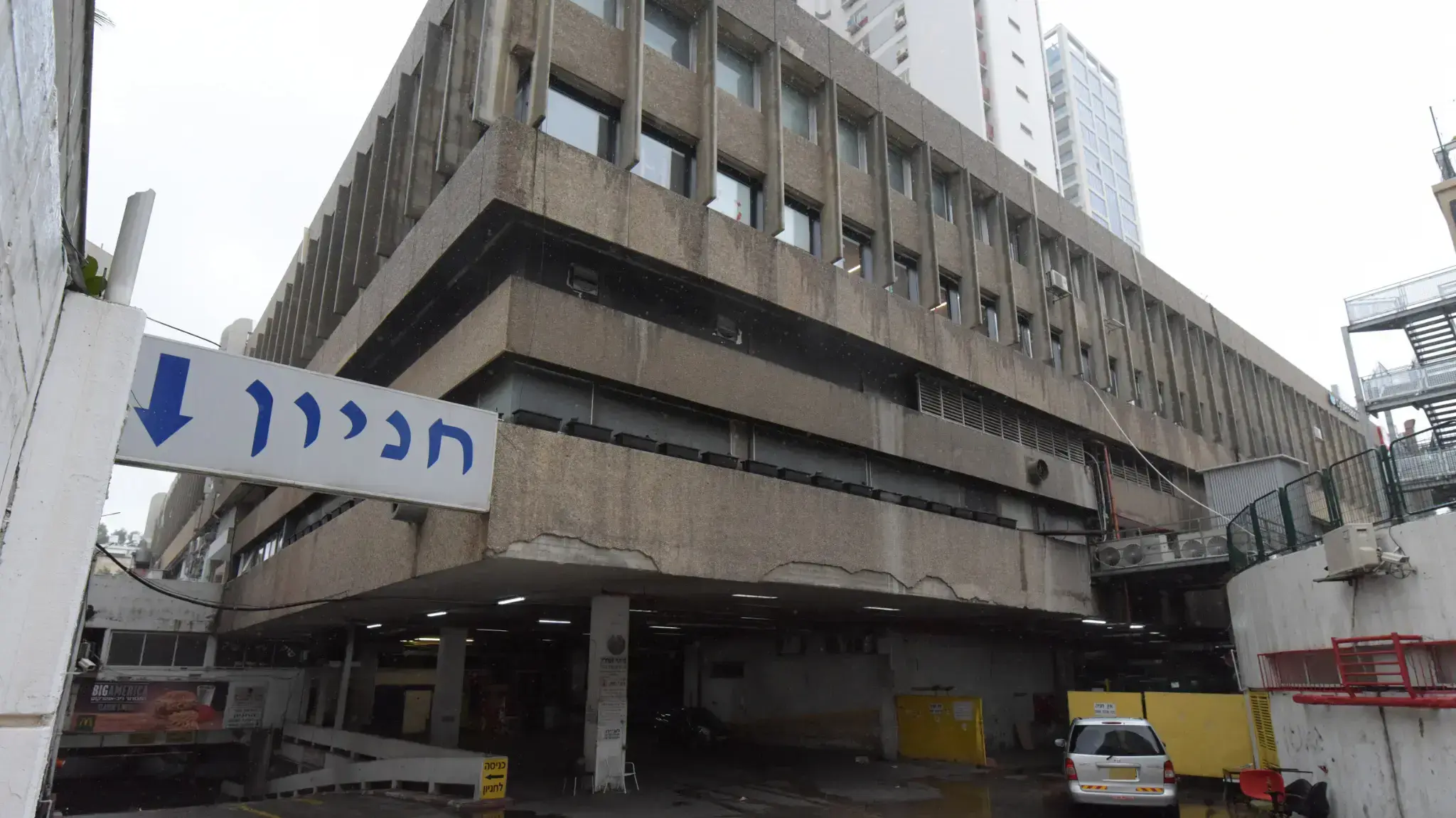 חניון מרכז לונדון מיניסטור בתל אביב. 3 בדצמבר 2016 חניון מרכז לונדון מיניסטור בתל אביב. 3 בדצמבר 2016