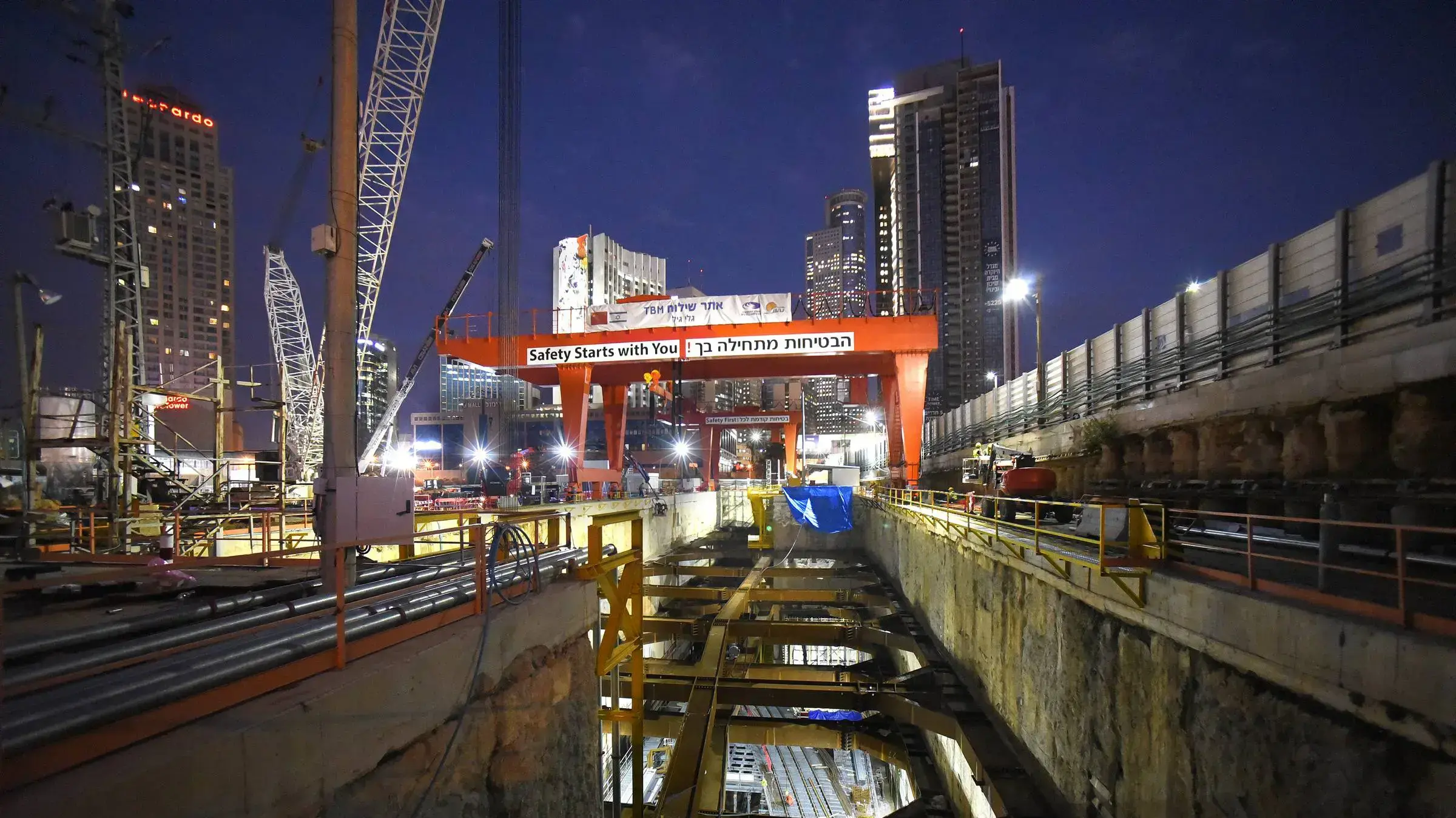 הרכבתם של שני מחפרים שיסייעו בכריית המנהרות של הרכבת התחתית בתל אביב, 4 בדצמבר 2016 הרכבתם של שני מחפרים שיסייעו בכריית המנהרות של הרכבת התחתית בתל אביב, 4 בדצמבר 2016