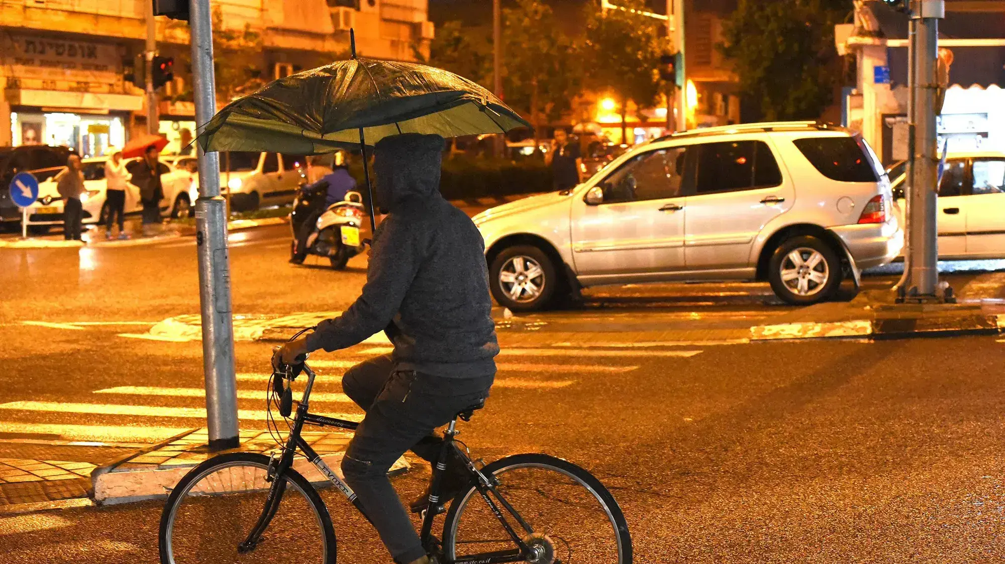 גשם בשכונת התקווה בתל אביב, 8 בדצמבר 2016 גשם בשכונת התקווה בתל אביב, 8 בדצמבר 2016