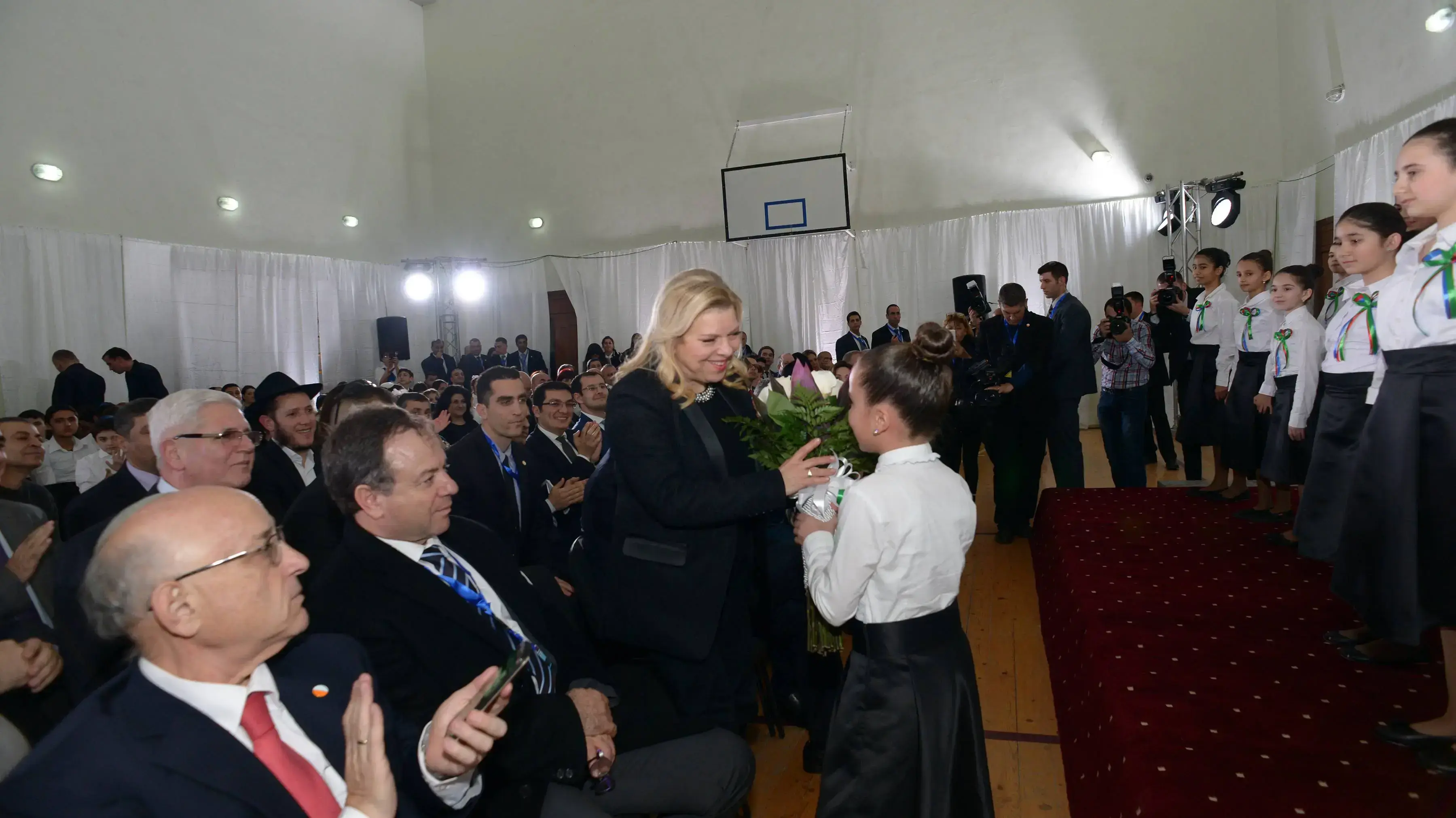ראש הממשלה ואשתו עם הקהילה היהודית באזרבייג'ן, דצמבר 2016 ראש הממשלה ואשתו עם הקהילה היהודית באזרבייג'ן, דצמבר 2016