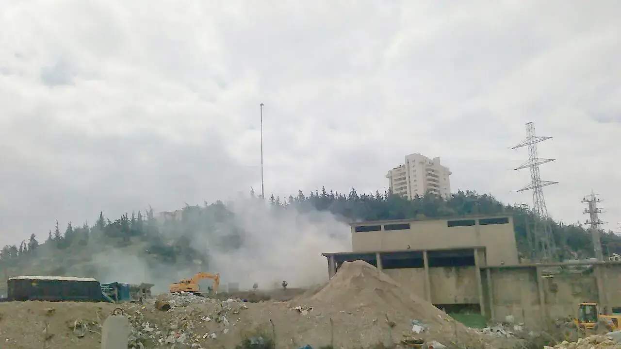 תחנת גריסת פסולת הבניין שהקימה העירייה בפתח מחנה הפליטים שועפאט. דצמבר 2016