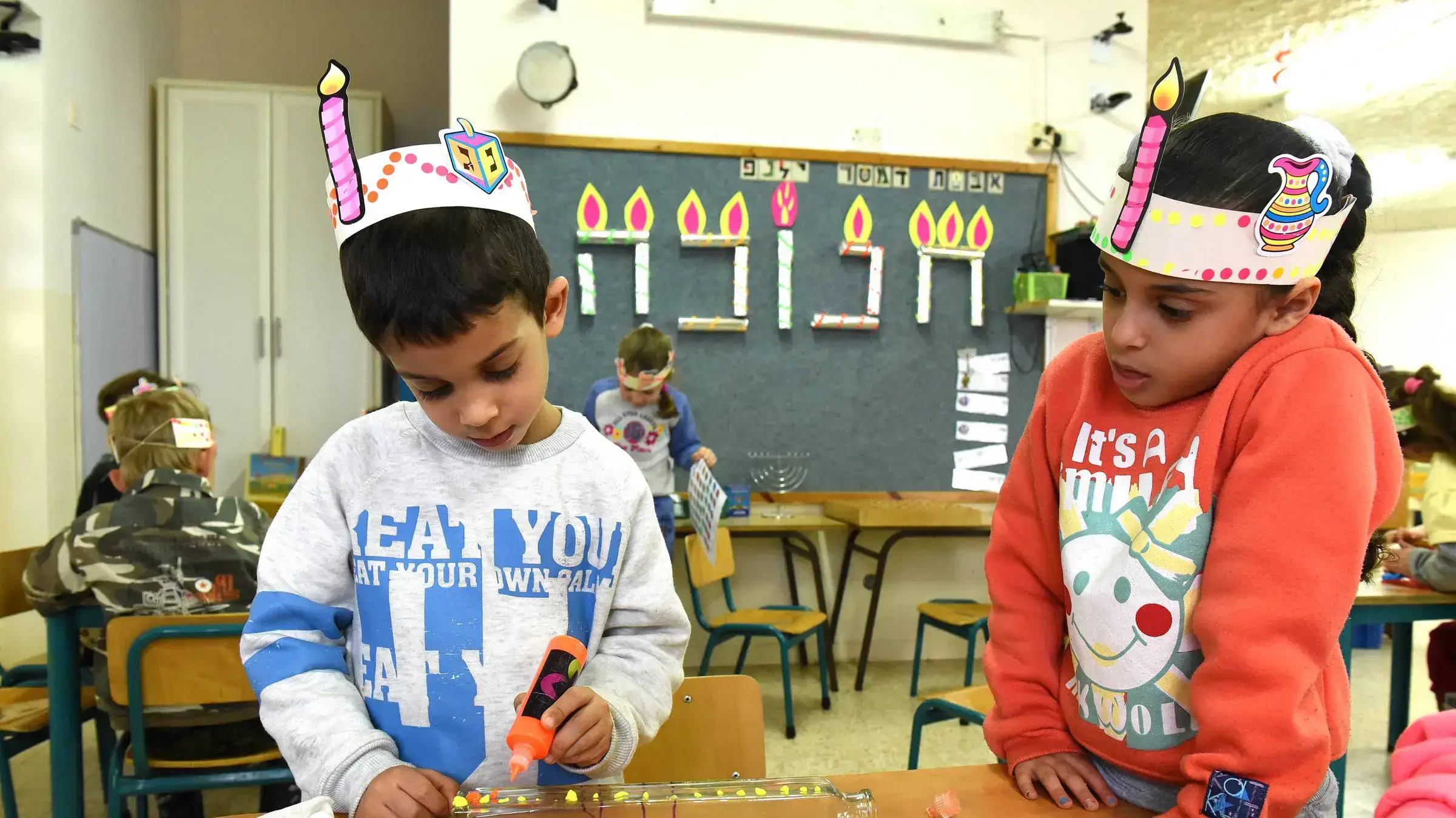 חוגגים את חג החנוכה בגן "שקד", אריאל. דצמבר 2016 חוגגים את חג החנוכה בגן "שקד", אריאל. דצמבר 2016