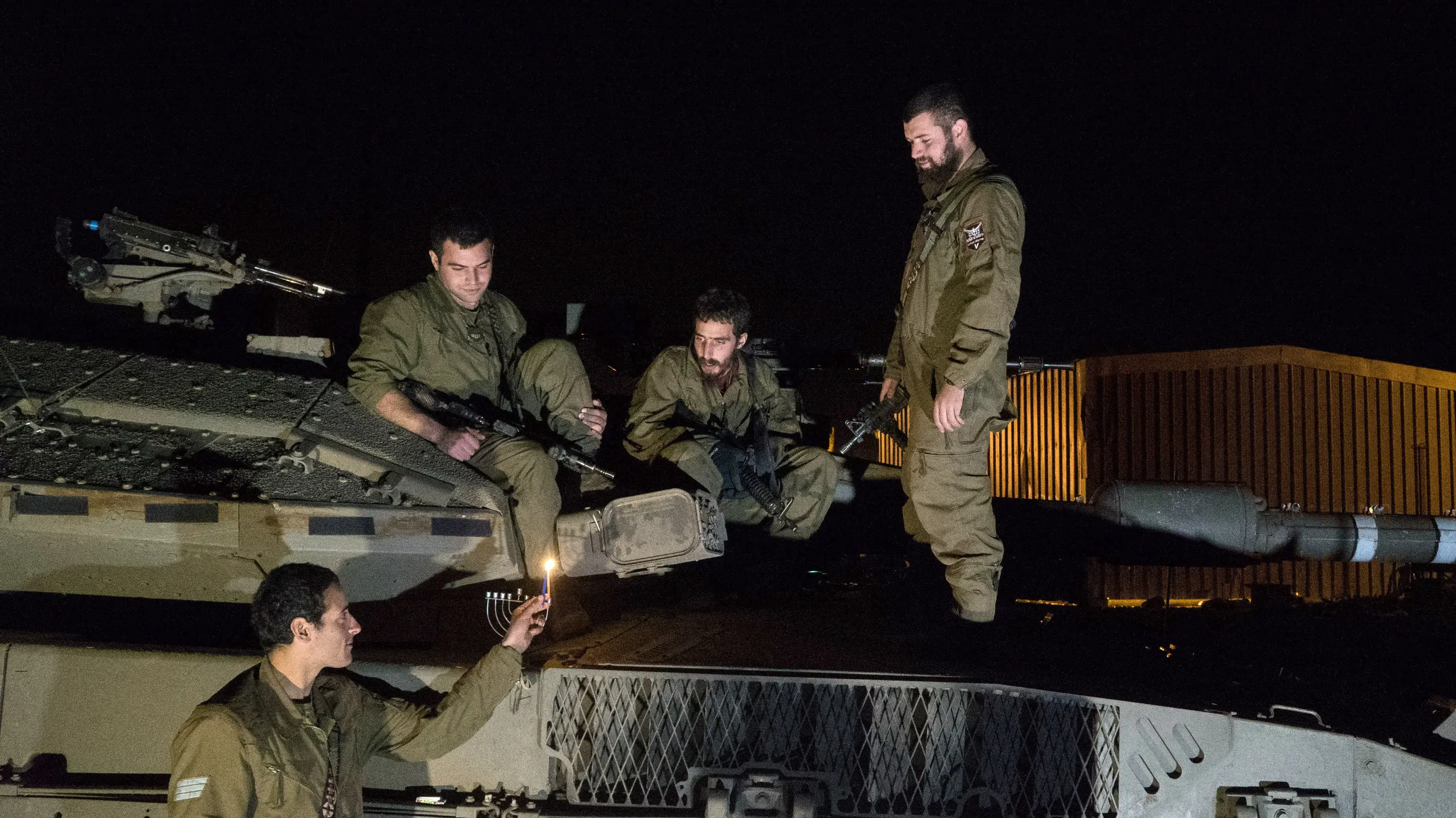 לוחמי שריון מדליקים נרות על טנק, 25 בדצמבר 2016 לוחמי שריון מדליקים נרות על טנק, 25 בדצמבר 2016