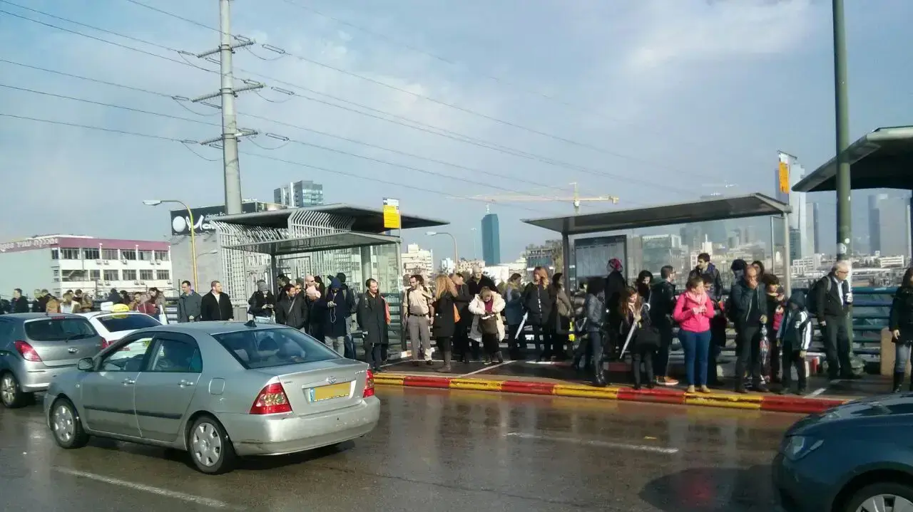 תחנת אוטובוס הסמוכה לתחנת רכבת ההגנה, תל אביב. 26 בדצמבר 2016 תחנת אוטובוס הסמוכה לתחנת רכבת ההגנה, תל אביב. 26 בדצמבר 2016