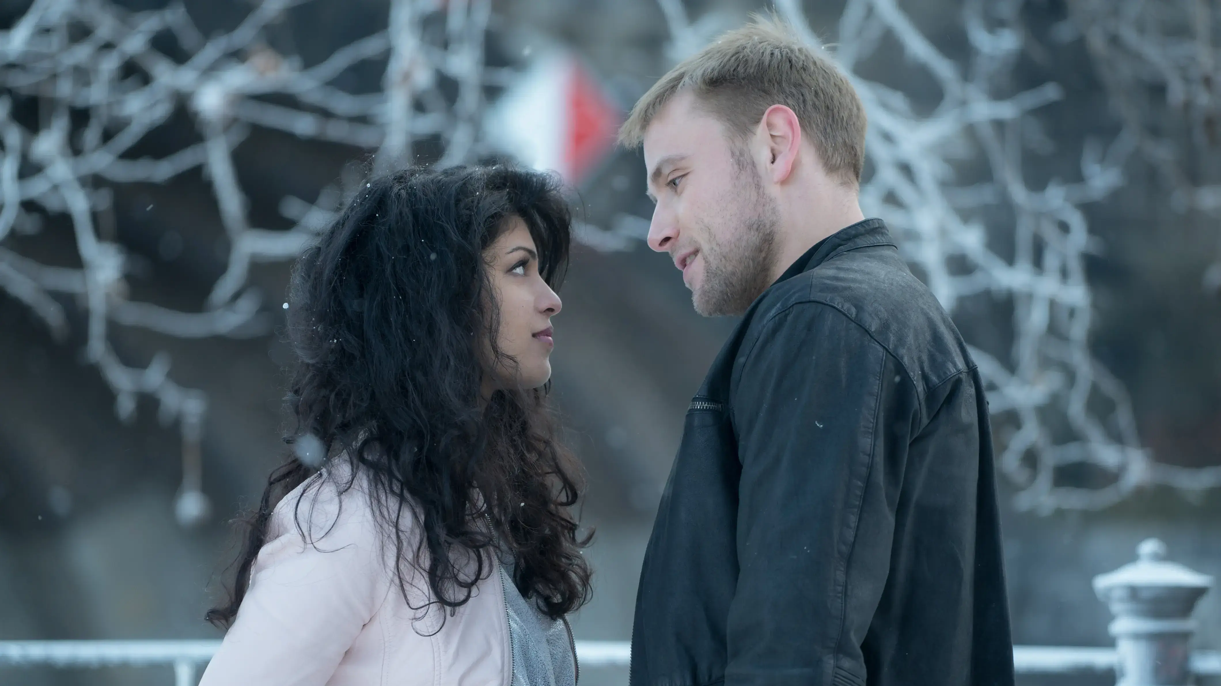 אם רק היו שופטים אותה בלי לראות. מתוך "Sense8" אם רק היו שופטים אותה בלי לראות. מתוך "Sense8"