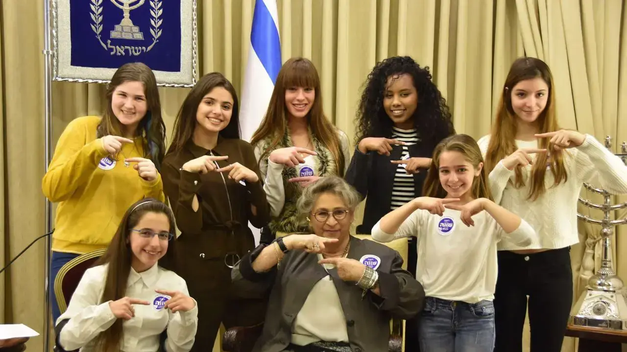 נחמה ריבלין בהדלקת נרות עם נערות, דצמבר 2016 נחמה ריבלין בהדלקת נרות עם נערות, דצמבר 2016