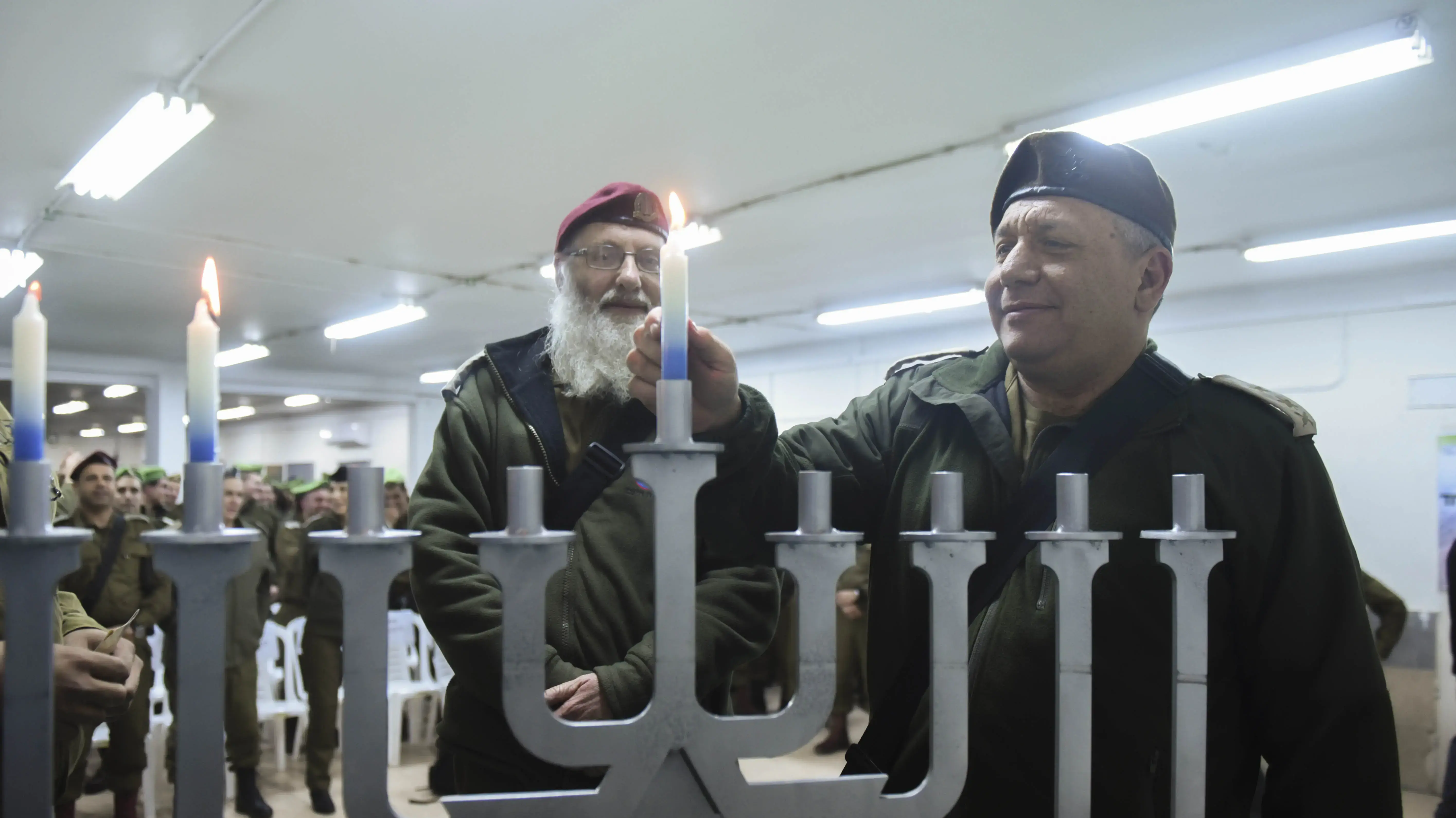 הרמטכ"ל גדי איזנקוט הדליק בערבה נרות חנוכה בבסיס בערבה, 26 בדצמבר 2016 הרמטכ"ל גדי איזנקוט הדליק בערבה נרות חנוכה בבסיס בערבה, 26 בדצמבר 2016
