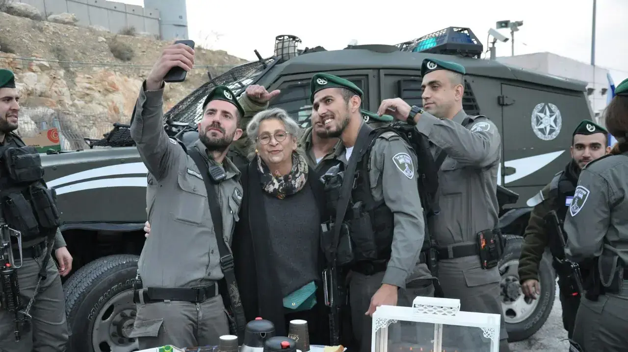 רעיית הנשיא נחמה ריבלין מדליקה נרות עם לוחמי משמר הגבול במחסום א-זעים, 28 בדצמבר 2016
