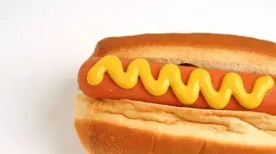 לחמנייה עם נקניקייה וחרדל לחמנייה עם נקניקייה וחרדל