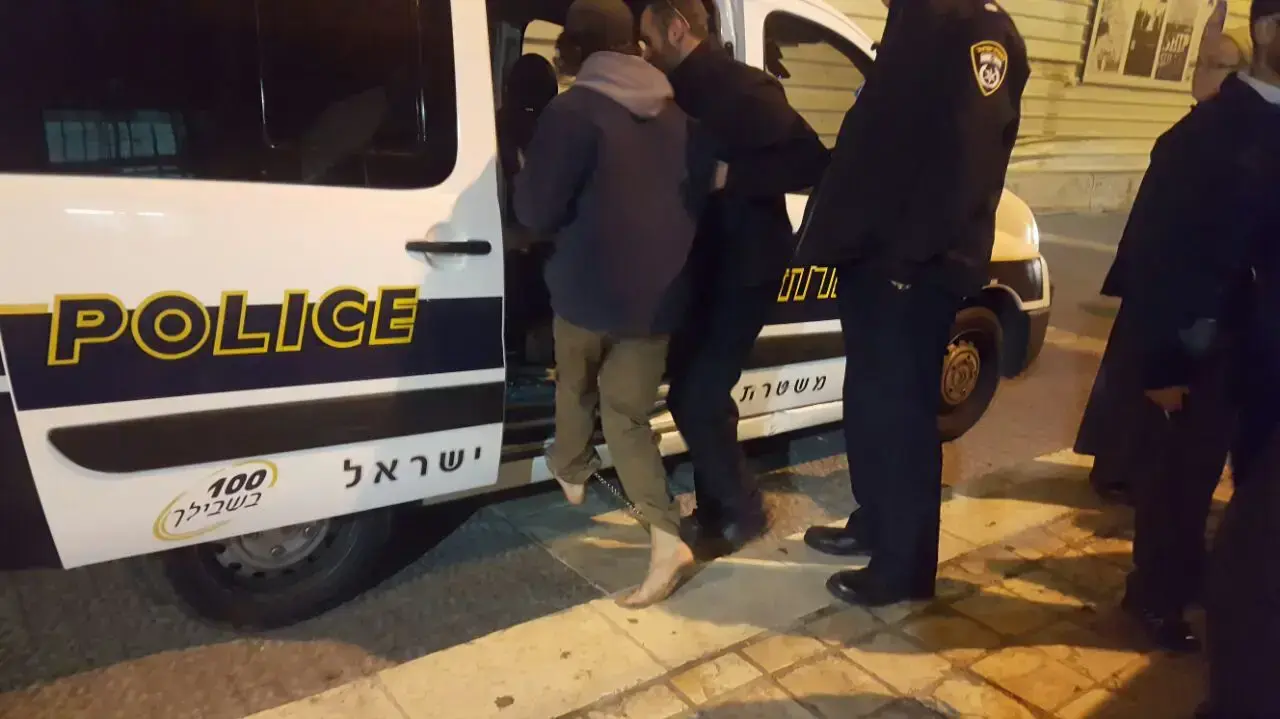 נער שהתפלל בהר הבית יחף, נעצר והובא יחף להארכת מעצרו בבית משפט. 2 בינואר 2016 נער שהתפלל בהר הבית יחף, נעצר והובא יחף להארכת מעצרו בבית משפט. 2 בינואר 2016