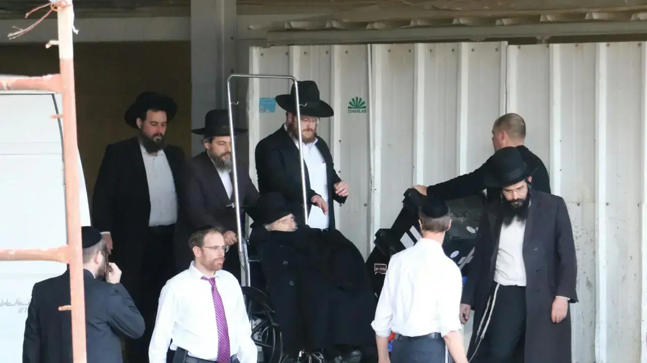 המנהיג החרדי-ליטאי הרב אהרון לייב שטיינמן יוצא מבית החולים מעייני הישועה לביתו. 3 בינואר 2017 המנהיג החרדי-ליטאי הרב אהרון לייב שטיינמן יוצא מבית החולים מעייני הישועה לביתו. 3 בינואר 2017