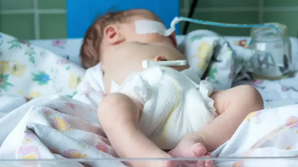 תינוק מאושפז בבית חולים תינוק מאושפז בבית חולים