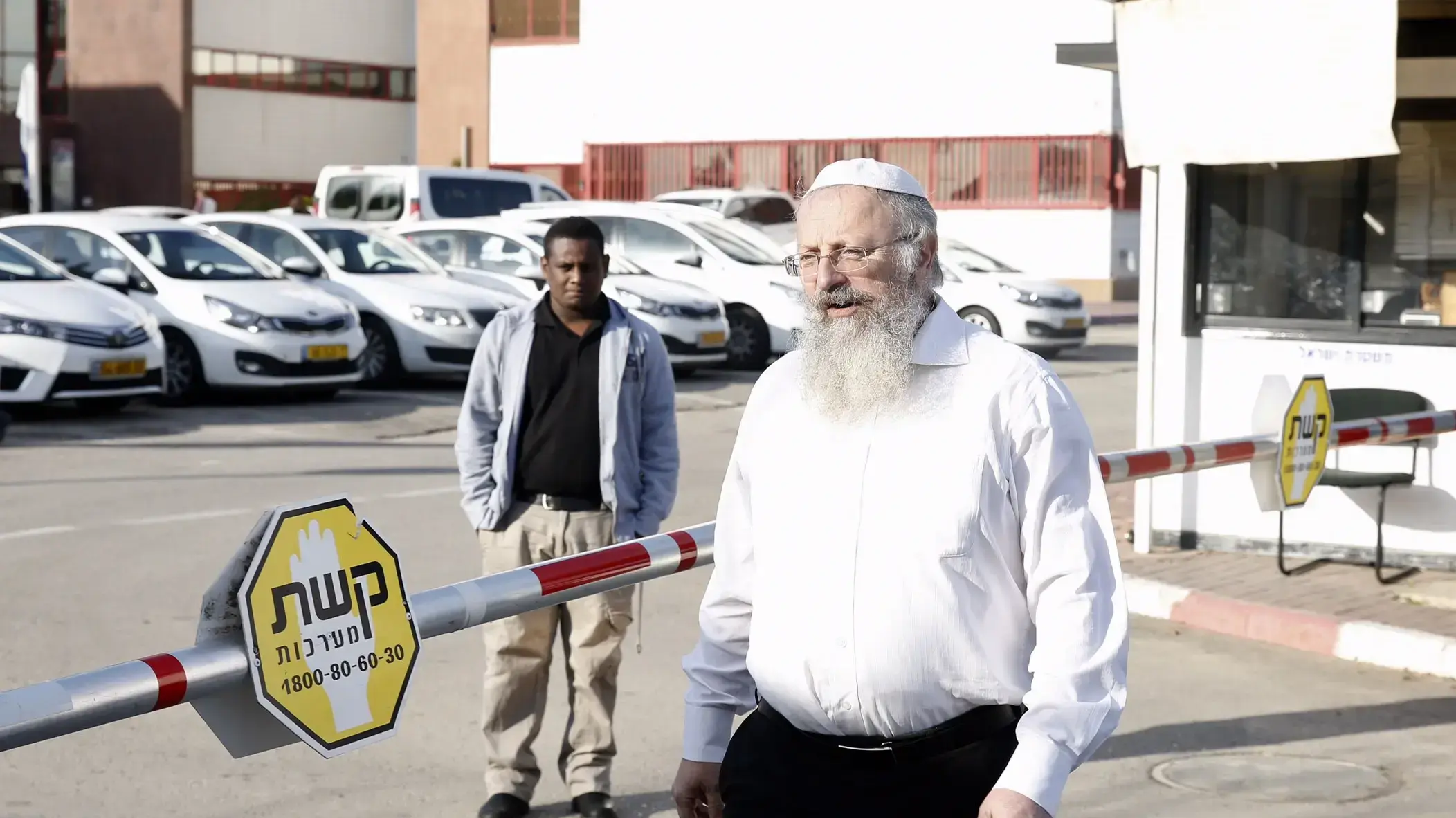 הרב שמואל אליהו, רב העיר צפת. משרדי להב 433 16 בינואר 2017
