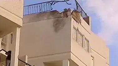 בניין בנהריה לאחר פגיעת קטיושה בניין בנהריה לאחר פגיעת קטיושה