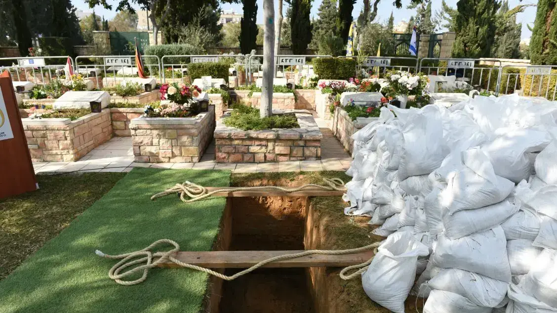 חלקת הקבר של החייל סלבה גרגאי שנהרג בתאונה בבסיס אל פורן, בית העלמין הצבאי ראשון לציון. ינואר 2017 חלקת הקבר של החייל סלבה גרגאי שנהרג בתאונה בבסיס אל פורן, בית העלמין הצבאי ראשון לציון. ינואר 2017