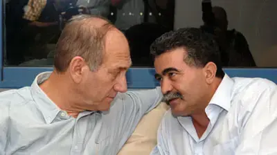 ראש הממשלה אהוד אולמרט נפגש עם שר הביטחון עמיר פרץ והרמטכ"ל דן חלוץ בשדה דוב טס במסוקו לביקור בצפון ראש הממשלה אהוד אולמרט נפגש עם שר הביטחון עמיר פרץ והרמטכ"ל דן חלוץ בשדה דוב טס במסוקו לביקור בצפון