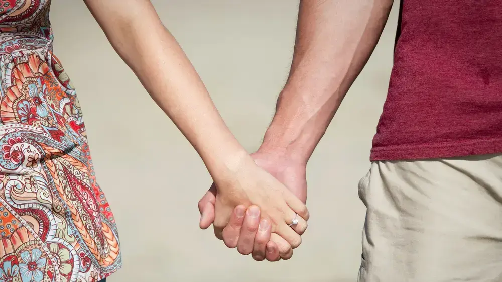 זוג צעיר מחזיקים ידיים אהבה זוגיות זוג צעיר מחזיקים ידיים אהבה זוגיות