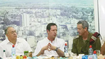 אופיר פינס בביקור בצפון עם האלוף בני גנץ (צילום:ששון תירם) אופיר פינס בביקור בצפון עם האלוף בני גנץ (צילום:ששון תירם)