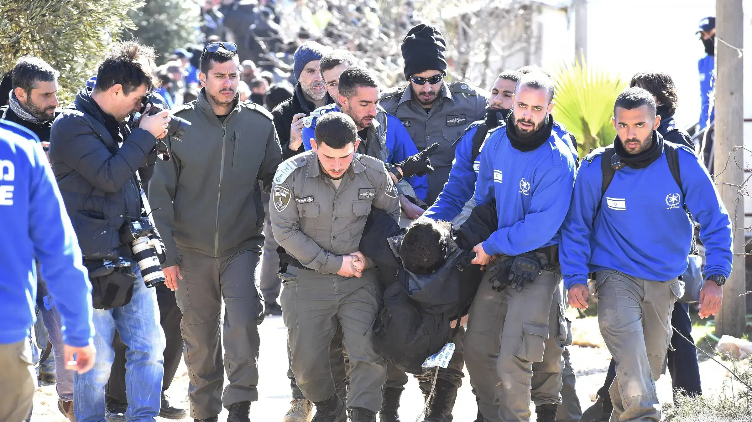 עימותים עם שוטרים במהלך פינוי המאחז עמונה. פברואר 2017 עימותים עם שוטרים במהלך פינוי המאחז עמונה. פברואר 2017