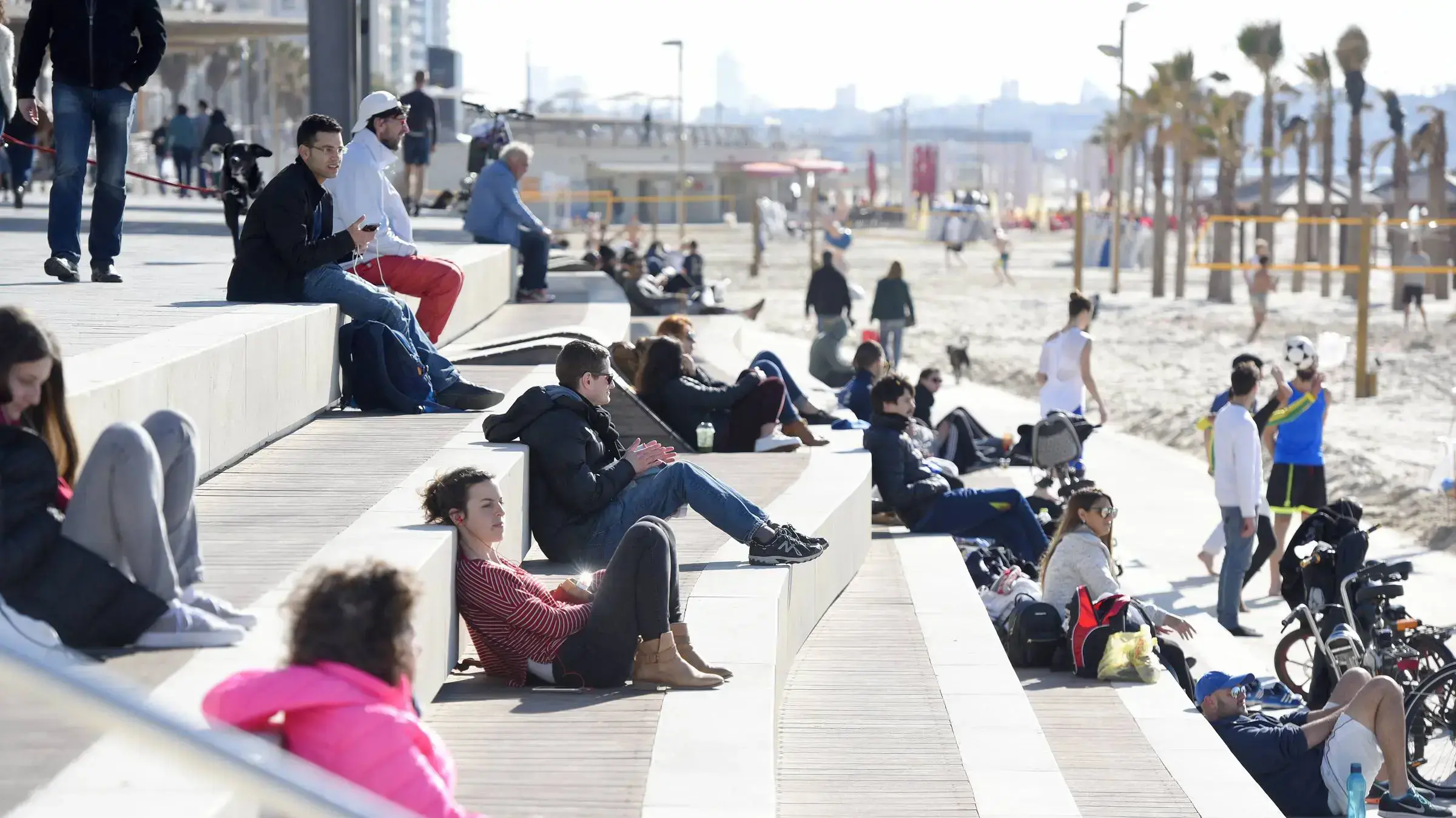פברואר שמשי וקר בחוף הים בתל אביב 03 פברואר 2017