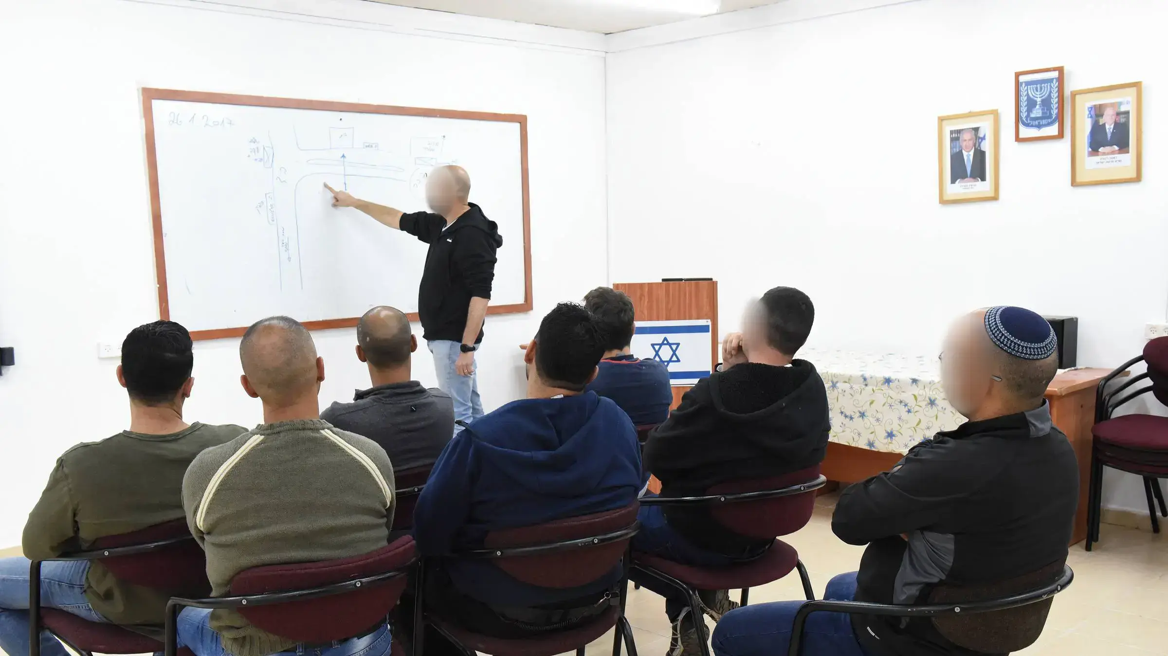 תדרוך של קציני יחידת צור של שירות בתי הסוהר לפני יציאה למעקב ופיקוח אחר עברייני מין. ינואר 2017 תדרוך של קציני יחידת צור של שירות בתי הסוהר לפני יציאה למעקב ופיקוח אחר עברייני מין. ינואר 2017