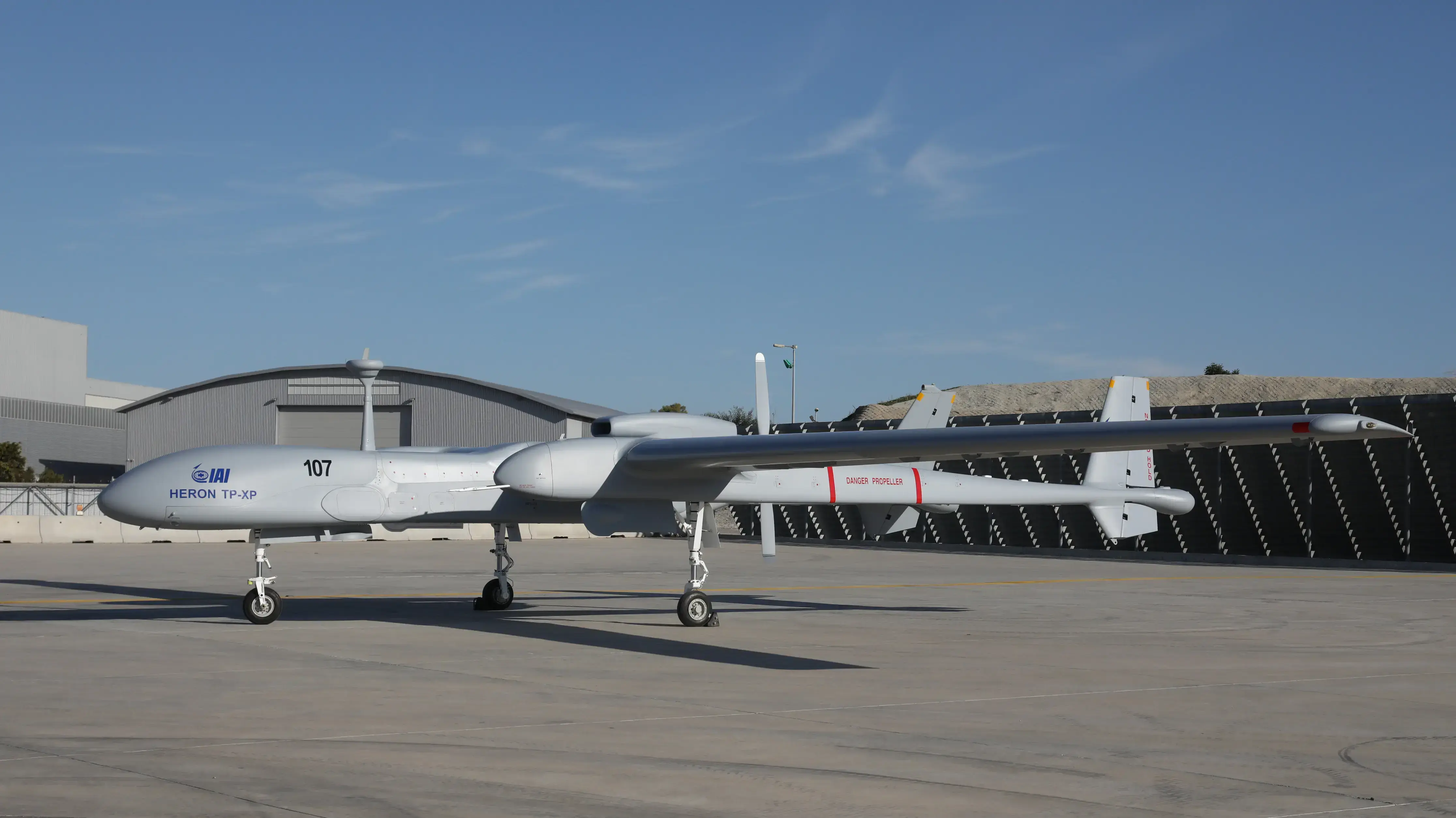 מטוס ללא טייס לטווח ארוך ולשהייה ממושכת מסוג HERON TP-XP. תערוכת Aero India, 9 בפברואר 2017 מטוס ללא טייס לטווח ארוך ולשהייה ממושכת מסוג HERON TP-XP. תערוכת Aero India, 9 בפברואר 2017