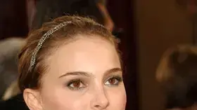נטלי פורטמן עם קשת נטלי פורטמן עם קשת