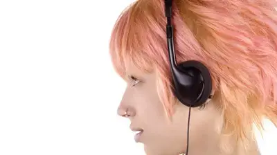 בחורה עם אזניות בחורה עם אזניות