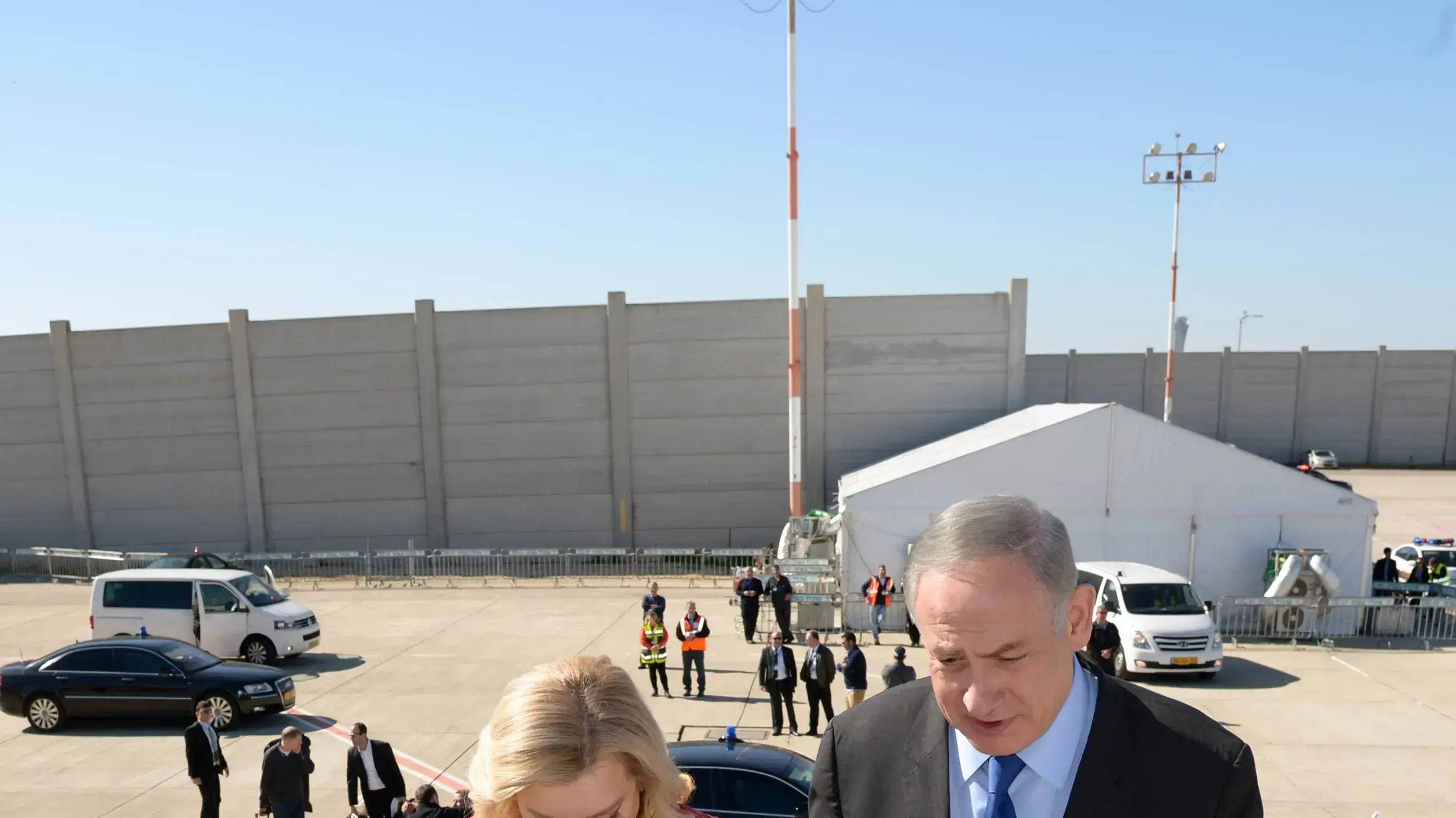 ראש הממשלה בנימין נתניהו ורעייתו שרה עולים על הטיסה לאוסטרליה מישראל, 19 בפברואר 2017 ראש הממשלה בנימין נתניהו ורעייתו שרה עולים על הטיסה לאוסטרליה מישראל, 19 בפברואר 2017