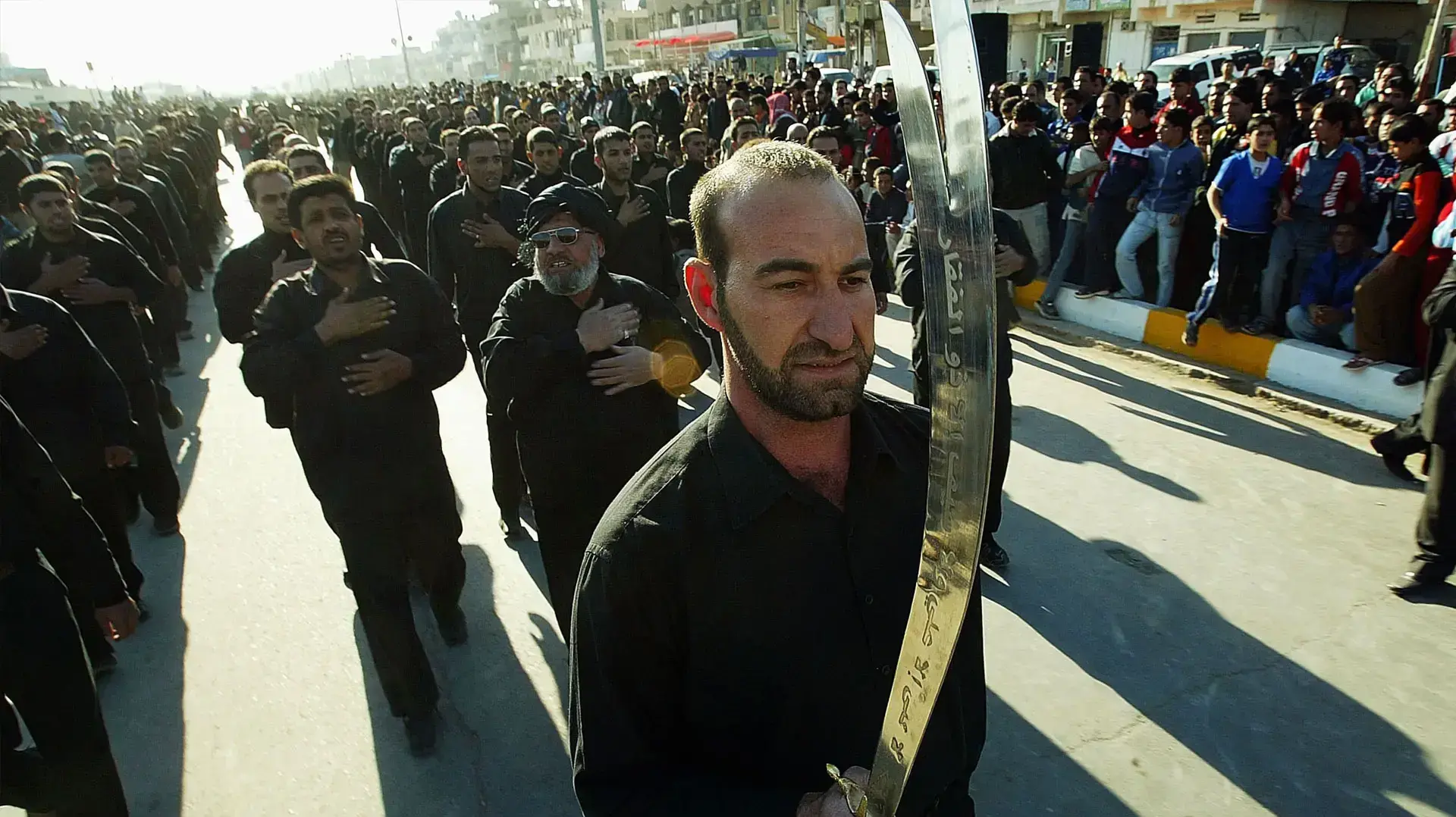 איש שיעי מחזיק חרב במהלך מצעד בבגדד, נובמבר 2006 איש שיעי מחזיק חרב במהלך מצעד בבגדד, נובמבר 2006