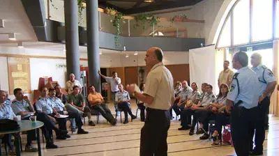 המשטרה מסייעת לזקני צפת (משטרת ישראל) המשטרה מסייעת לזקני צפת (משטרת ישראל)