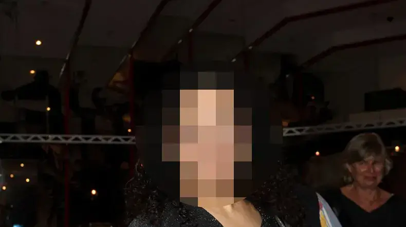 "הזמרת טוענת שבגלל שהיא צילמה את המשטרה מפעילה כוח מופרז לכאורה ומסרבת למסור להם את הטלפון שלה היא מעוכבת לחקירה", אומר לנו מקורב לזמרת ששוחח עמה בעת האירוע "הזמרת טוענת שבגלל שהיא צילמה את המשטרה מפעילה כוח מופרז לכאורה ומסרבת למסור להם את הטלפון שלה היא מעוכבת לחקירה", אומר לנו מקורב לזמרת ששוחח עמה בעת האירוע