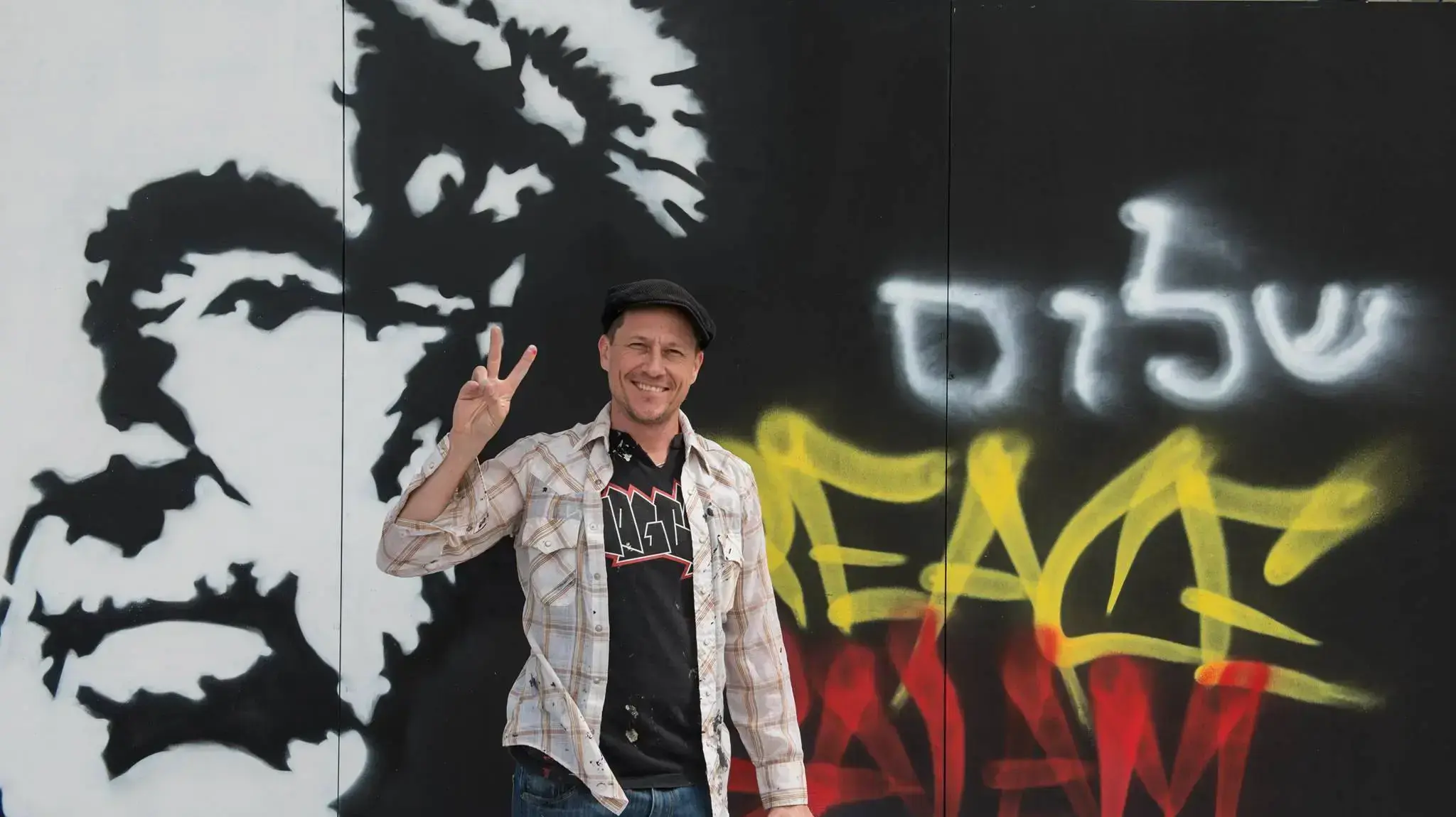 קורין נמק שגילם את פארקר לואיס צייר קיר גרפיטי ענק לשלום עם דיוקן שמעון פרס קורין נמק שגילם את פארקר לואיס צייר קיר גרפיטי ענק לשלום עם דיוקן שמעון פרס
