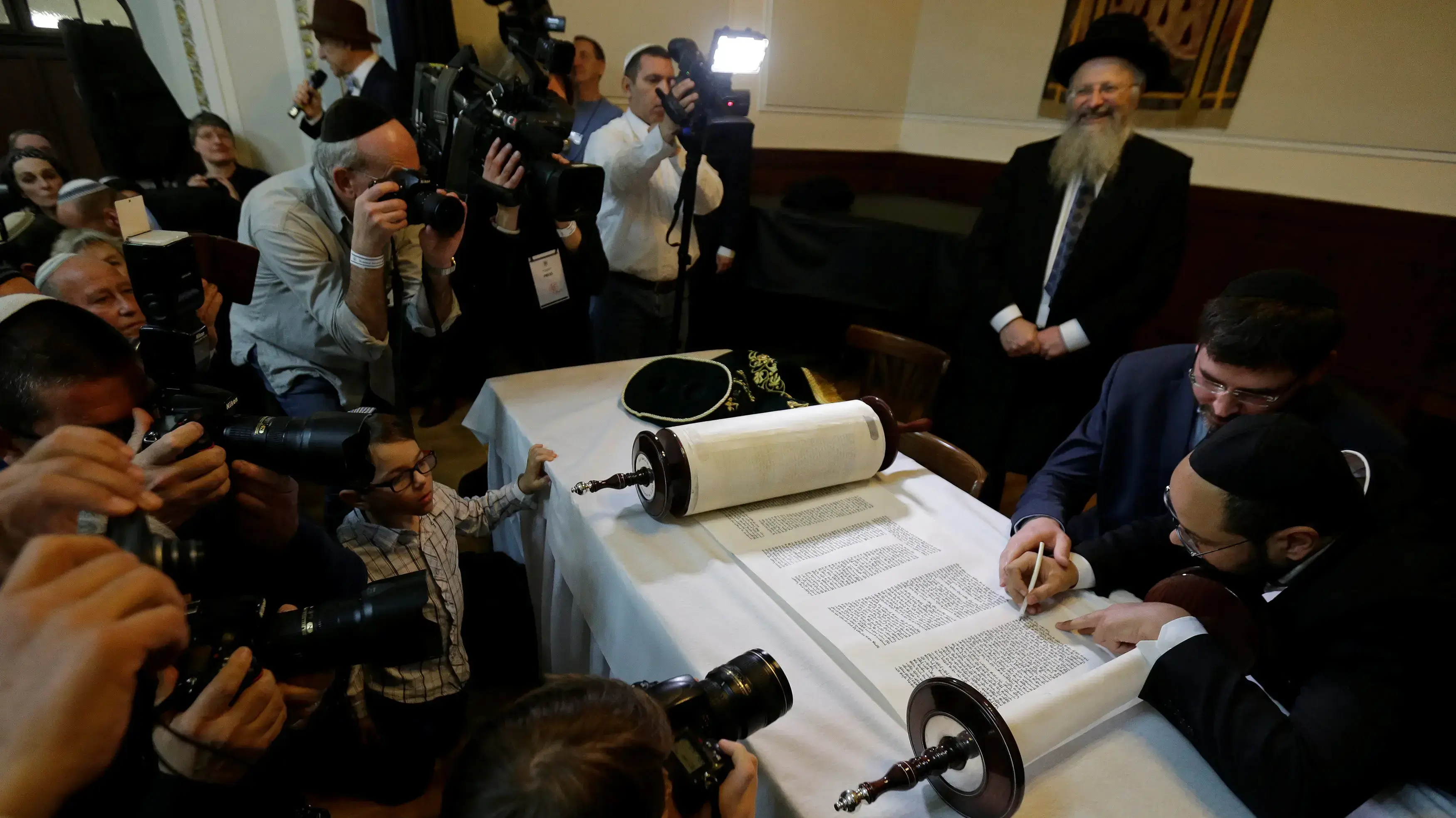 ספרי תורה התקבלו בבית הכנסת העתיק בפראג לראשונה מאז מלחמת העולם השנייה, 19 במרץ 2017