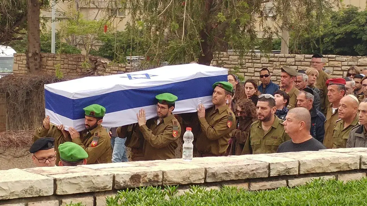 בהלוויתו של איש המילואים אלחנן ברזנר בחיפה שהתמוטט ומת בבקעת הירדן, 22 במרץ 2017 בהלוויתו של איש המילואים אלחנן ברזנר בחיפה שהתמוטט ומת בבקעת הירדן, 22 במרץ 2017