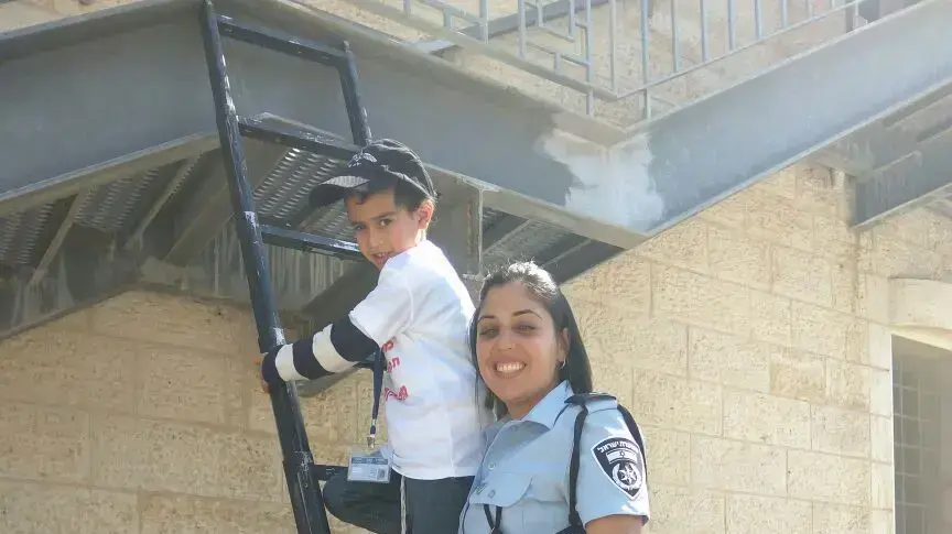 נתן צבי, בן 6 חולה בסרטן ביום כייף בתחנת משטרת מעלה אדומים במסגרת יום מעשים טובים. 28 במרץ 2017 נתן צבי, בן 6 חולה בסרטן ביום כייף בתחנת משטרת מעלה אדומים במסגרת יום מעשים טובים. 28 במרץ 2017