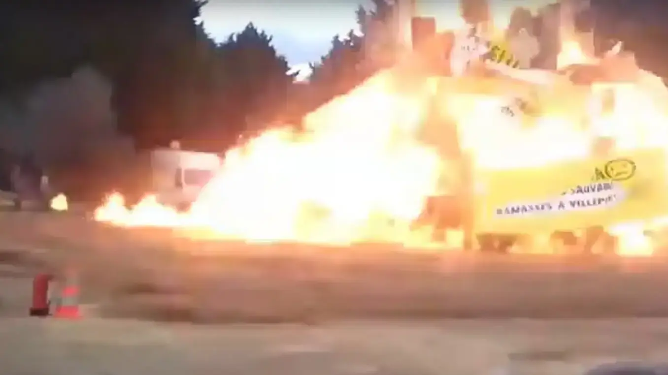 18 נפצעו בפיצוץ בקרנבל בעיירה וילפנט שבפרברי פריז, צרפת 18 נפצעו בפיצוץ בקרנבל בעיירה וילפנט שבפרברי פריז, צרפת