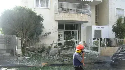 עכו 30072006 נפילת טיל  בעכו (צילום: אלירן ויצמן)