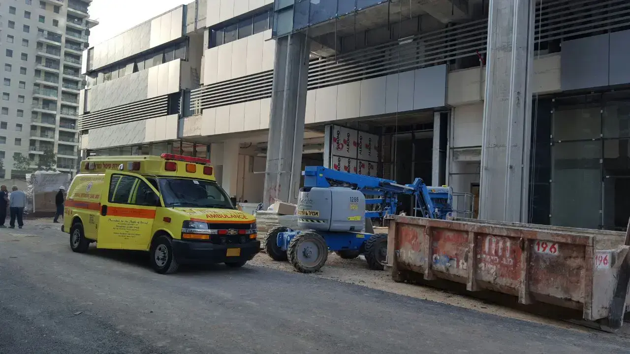 הזירה בה נמצאה גופת האישה בתל אביב לאחר נפילה מגובה 8 באפריל 2017 הזירה בה נמצאה גופת האישה בתל אביב לאחר נפילה מגובה 8 באפריל 2017