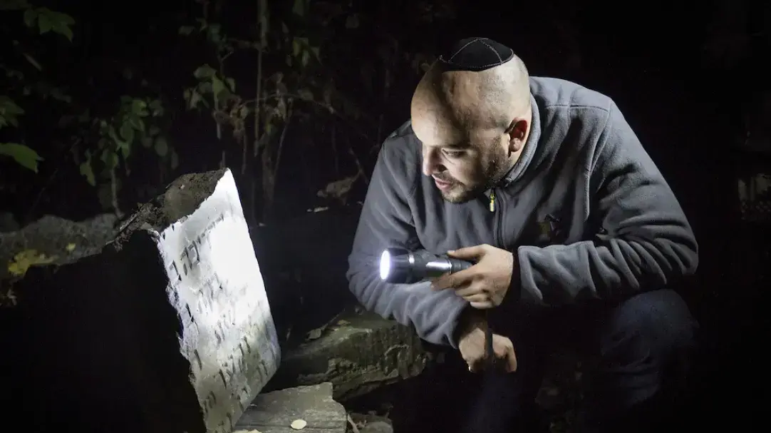 ג'וני דניאלס בודק מצבות